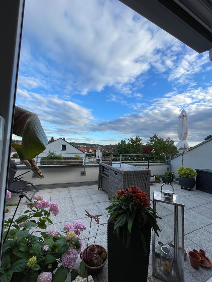 Schöne 2,5 Zimmerwohnung mit großzügiger Dachterrasse