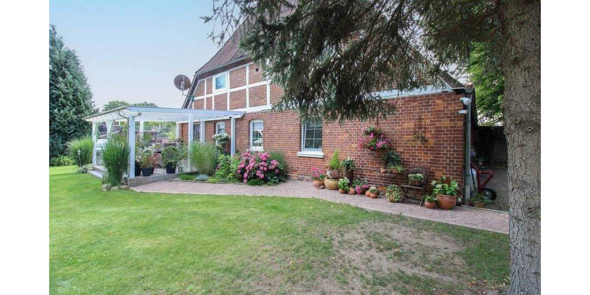 Wohnen und Einnahmen verbinden. Modernisiertes Fachwerkhaus im Zentrum von Bardowick 3 zimmer