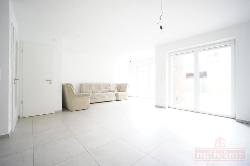 ImmobilieN GUMNIOR präsentiert *provisionsfrei*: Moderne Doppelhaushälfte in Emsbüren mit Garten und Carport