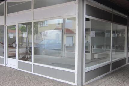 LadengeschäftGewerbefäche m. gr. Schaufenstern u. PkwStellplatz zimmer