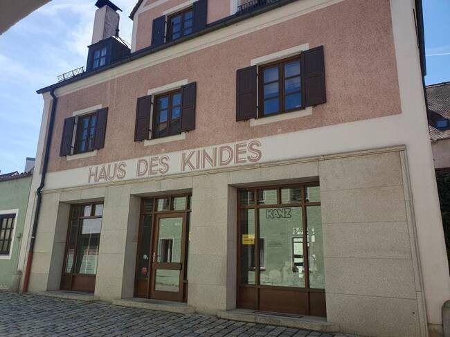 Frei: Im Erdgeschoß mit Schaufensterfront und Option auf mehr, in schönem Wohn- und Geschäftshaus!