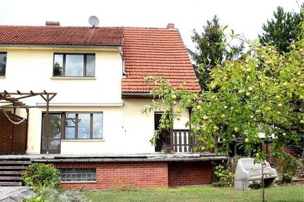 Charmante Haushälfte in ruhiger Lage mit Sauna, Garten & Carport