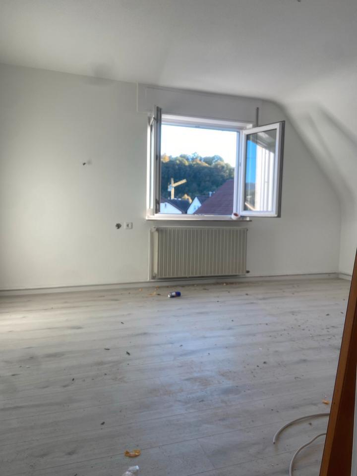 3 Zimmer plus Esszimmer ,DG neue renoviert zimmer