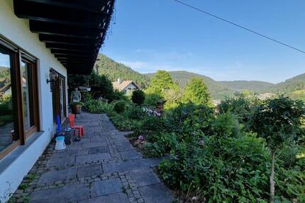 Geräumiges, freistehendes Haus mit zahlreichen Extras wartet auf Ihr Mietpreisangebot. 10 zimmer