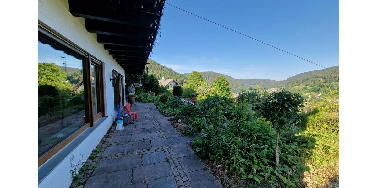 Geräumiges, freistehendes Haus mit zahlreichen Extras wartet auf Ihr Mietpreisangebot. 10 zimmer