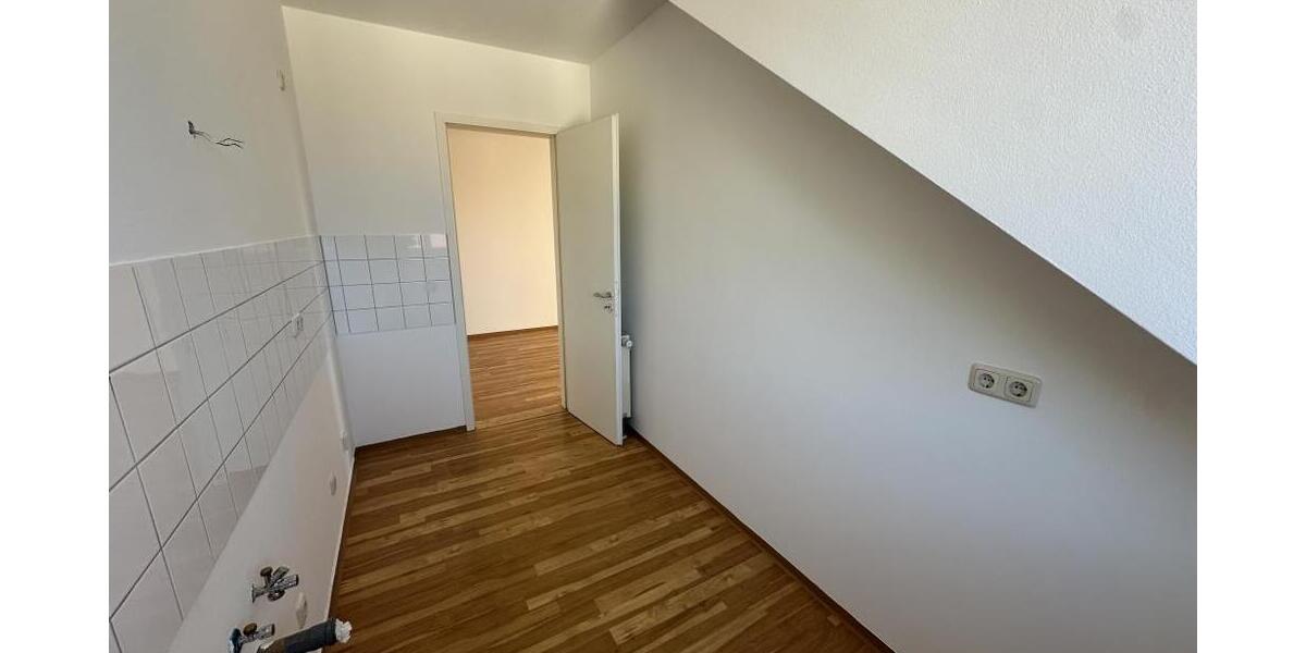 Sehr helle 2 Raum-Whg. mit Ausblick über die Stadt und Garage und *Bungalow auf dem Grundstück - Dachgeschoßwohnung Gera Ostviertel | Angebot:26334867