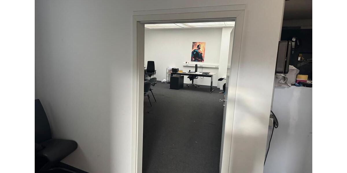 Wohnhaus und Wohnung und Lager mit Innenhof 80 m2 4 zimmer