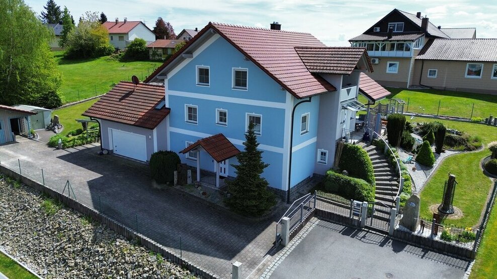 Sehr großes, gepflegtes Einfamilienhaus mit EinliegerWohnung und schönem Garten