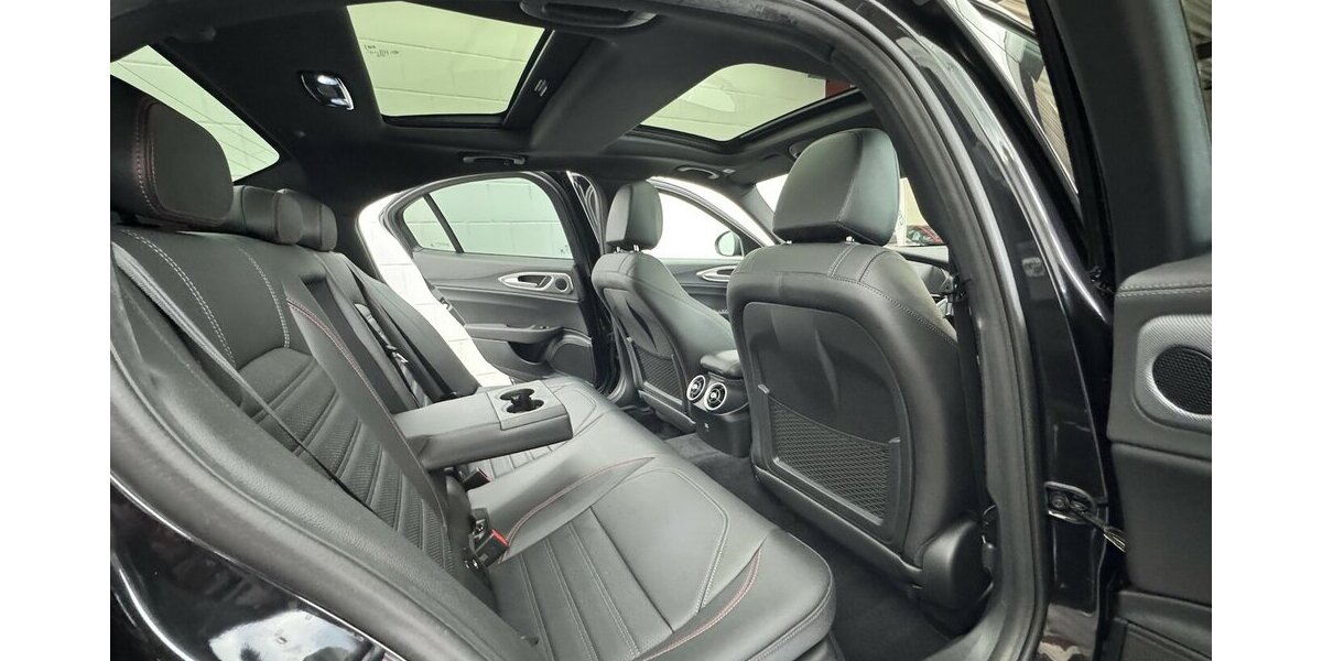 Alfa Romeo Giulia 2.0 Competizione Q4 Turbo Panoramadach 28.999 km 37.770 &euro; Lich 35423