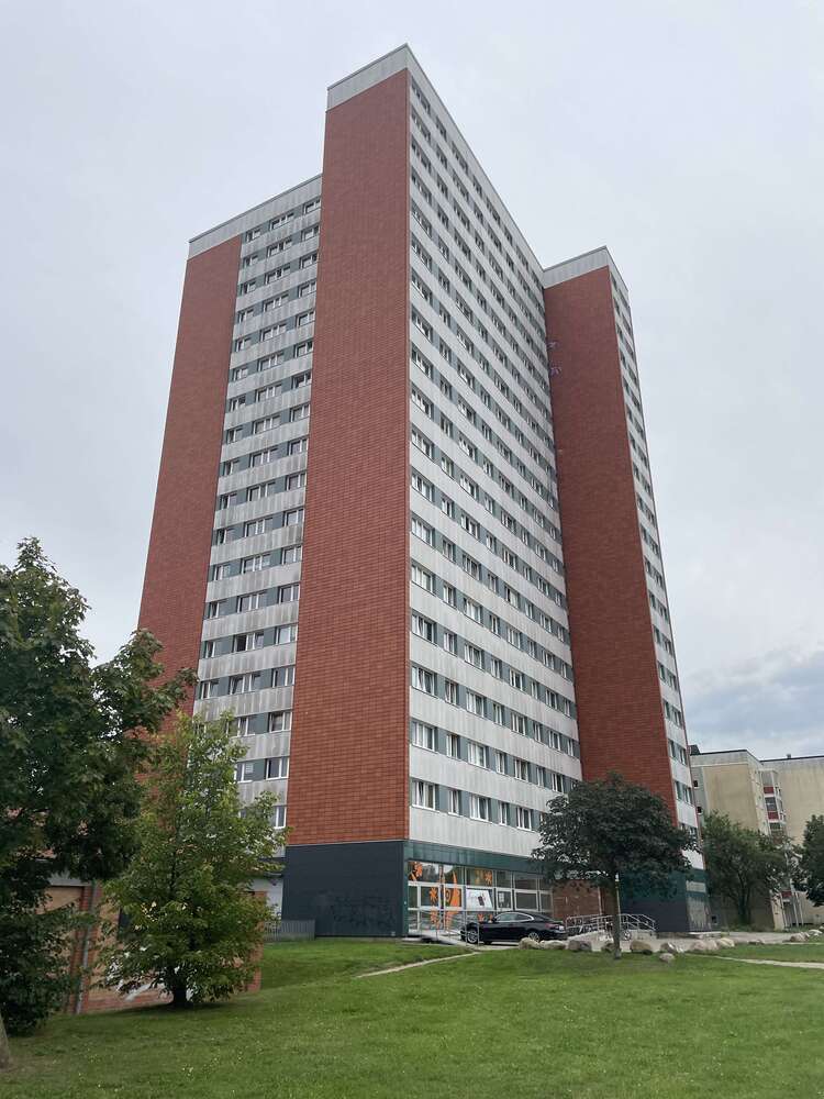 Wohnung zum Mieten in Rostock 250 € 32.13 m²