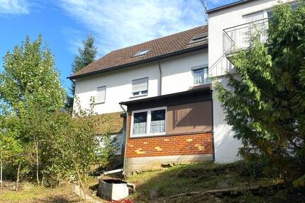 Sehr großes Grundstück, 4 Garagenstellplätze und viel Platz zum Wohnen, Arbeiten und für Hobbies! 7 zimmer