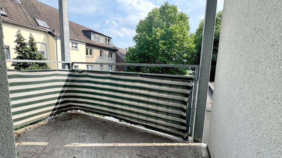 Wohnen und Vermieten! Balkone und Garagen! Liebevoll gepflegt und teilmodernisiert.