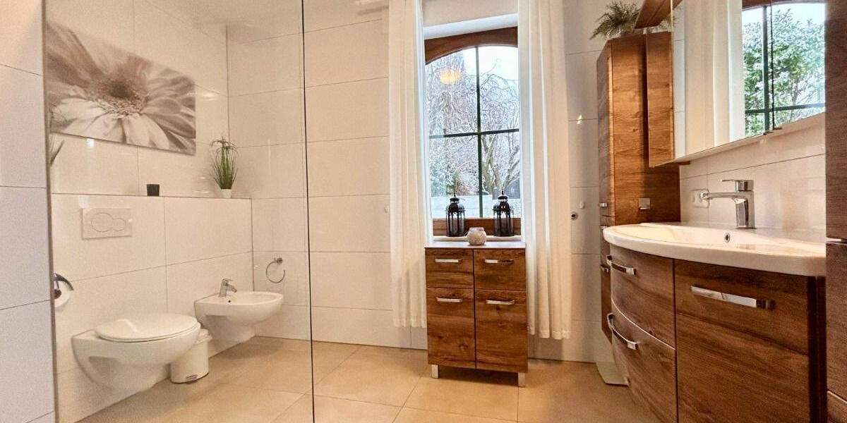 schönes, ruhiges und zentral gelegenes Einfamilienhaus mit zwei Garagen zu verkaufen 1 zimmer