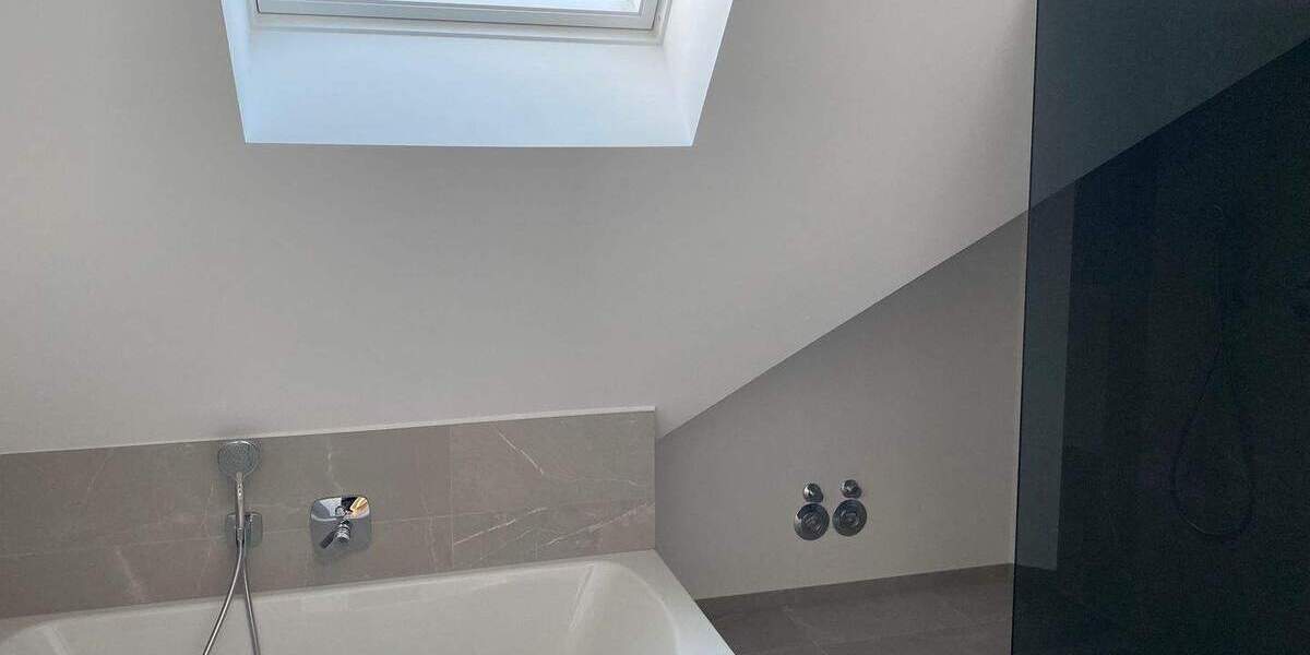 Wunderschöne Maisonette-Whg. in Alt-Junkersdorf mit Loggia - Anfragen per E-Mail - 4 zimmer