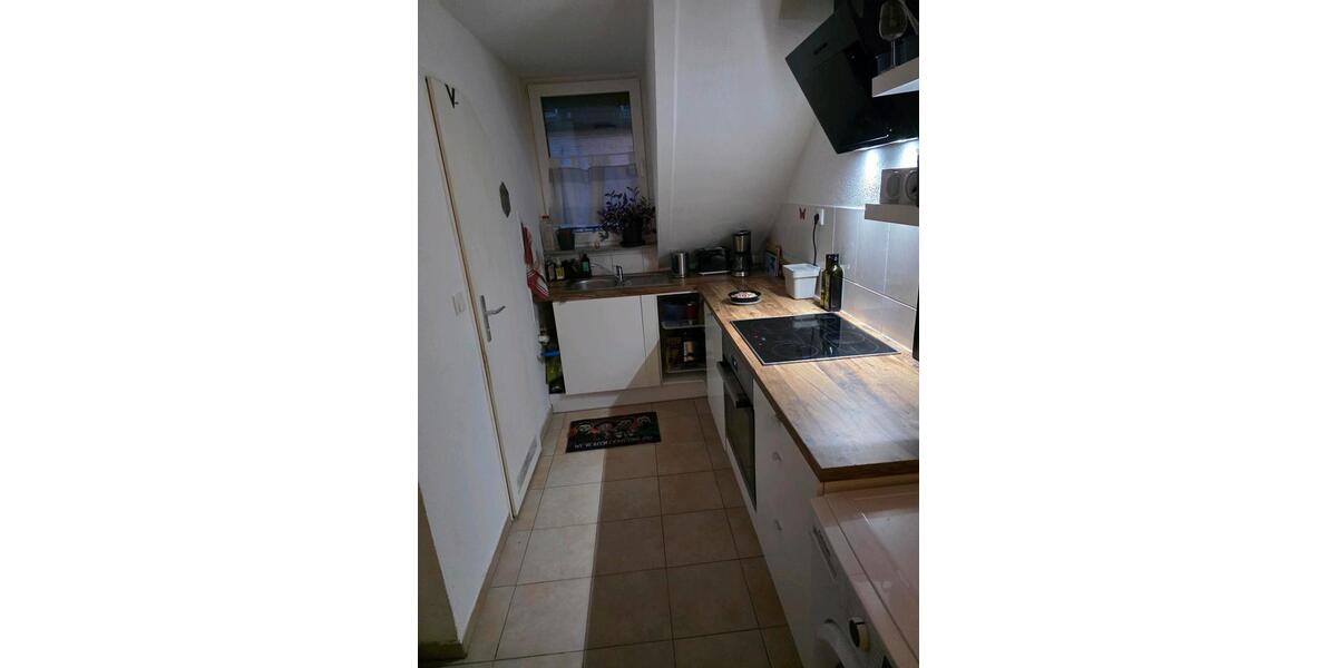 Dachgeschoßwohnung Wiesbaden Biebrich - 2 Zimmer, 32 m&sup2;, 900&euro; | Angebot:24858305