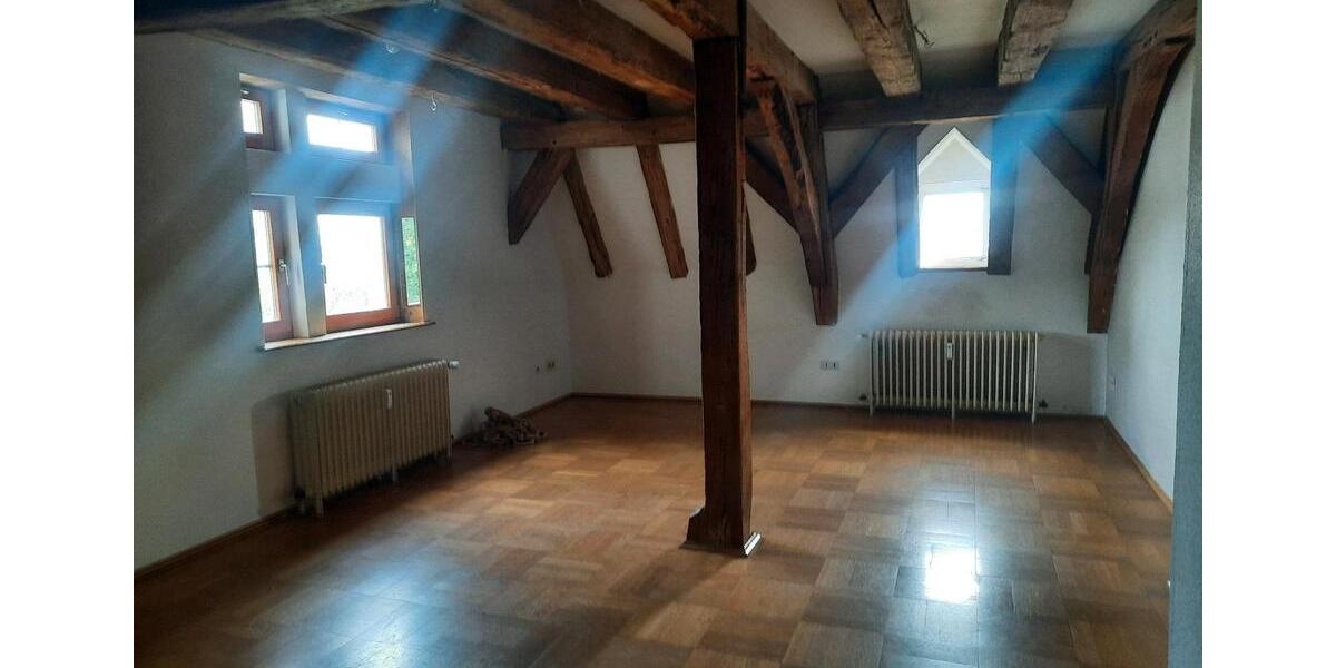 Dachgeschoßwohnung Hungen - 5 Zimmer, 140 m&sup2;, 195.000&euro; | Angebot:26866328