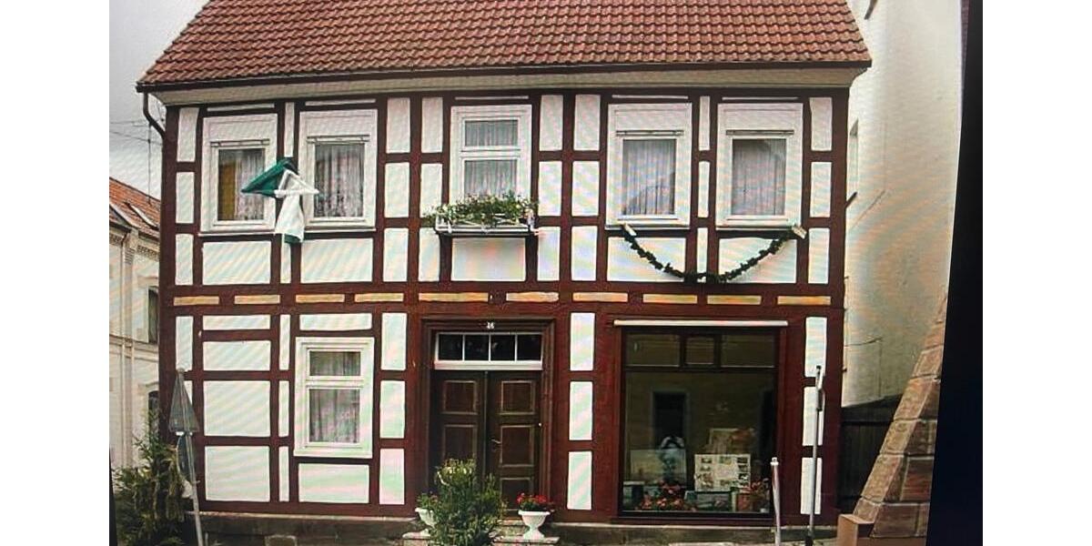 Einfamilienhaus Bad Arolsen - 8 Zimmer, 150 m&sup2;, 185.000&euro; | Angebot:25810353