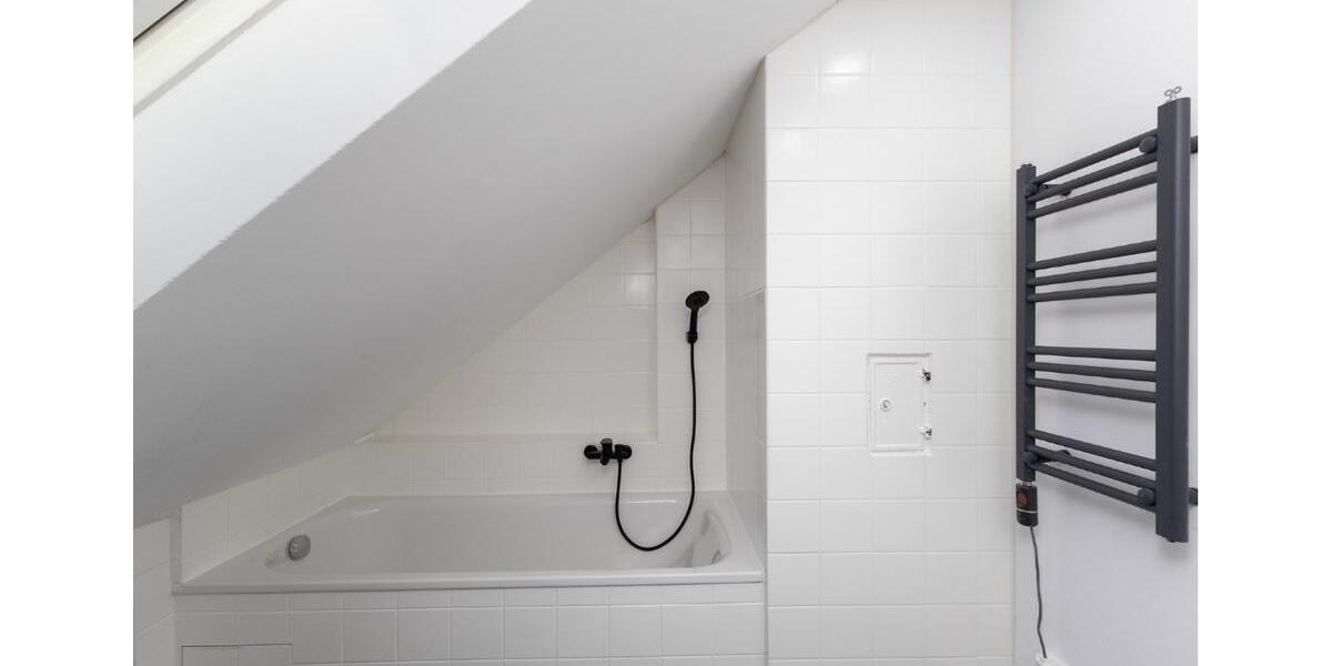 Ideal für Single oder Paar: Renovierte Dachgeschosswohnung zum vermieten 2 zimmer