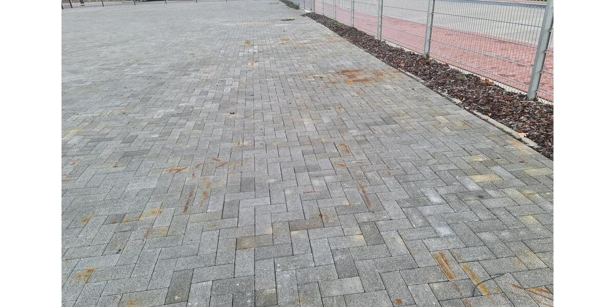 sehr gepflegte Freifläche ca 600m² (vollständig gepflastert) zimmer