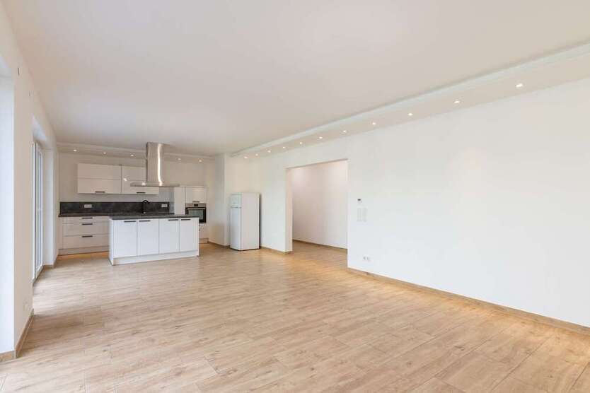 Neuwertiges Mehrfamilienhaus in Hamm-Heessen: 3 Einheiten, Gewerbefläche & privater Garten