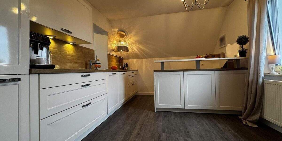 In Toplage - Saniertes großes Zweifamilienhaus mit parkähnlichem Garten und Platz für Ihre Autos... 8 zimmer