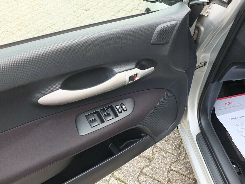 Toyota Auris 1.6i BLACK WEEK 25: SOL ALLE INSPEKTIONEN GA 174.885 km 4.908 € Köln 50858