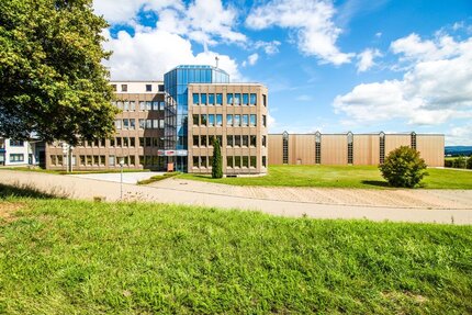 Attraktive Gewerbeimmobilie mit großer Produktionshalle & Büroflächen - Teilflächen möglich! - Gewerbeobjekt Zimmern | Angebot:22442116