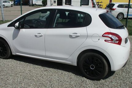 Peugeot 208 110.900 km 5.990 &euro; Haldensleben 39340
