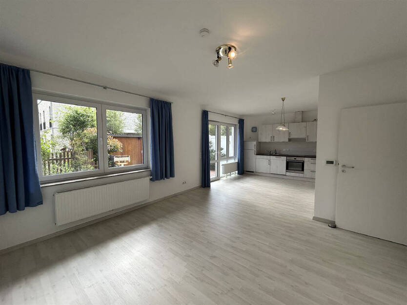 Keine Käuferprovision ! Helle Erdgeschosswohnung mit überdachtem Eingang, Terrasse und Stellplatz 2 zimmer