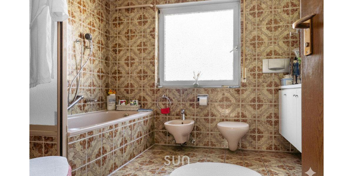 Familientraum.Grün. Ruhig. Einzigartig. Reiheneckhaus in Ulm-Unterweiler mit Pool und großem Garten! 8 zimmer