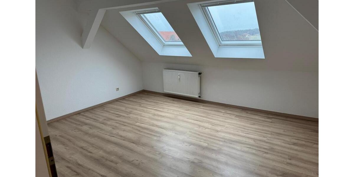 Dachgeschoßwohnung Weißenfels - 3 Zimmer, 74 m&sup2;, 518&euro; | Angebot:25999383