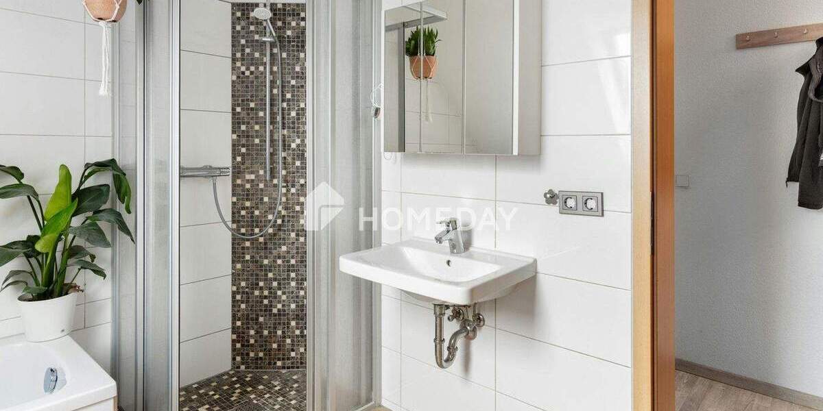 Großzügig & gemütlich: schöne Dachgeschosswohnung mit Balkon & Stellplatz - ruhiges Wohnen in Borna 4 zimmer