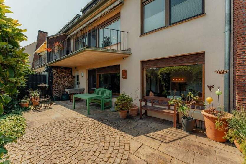 Doppelhaushälfte mit drei separaten Wohneinheiten im Grünen 7 zimmer