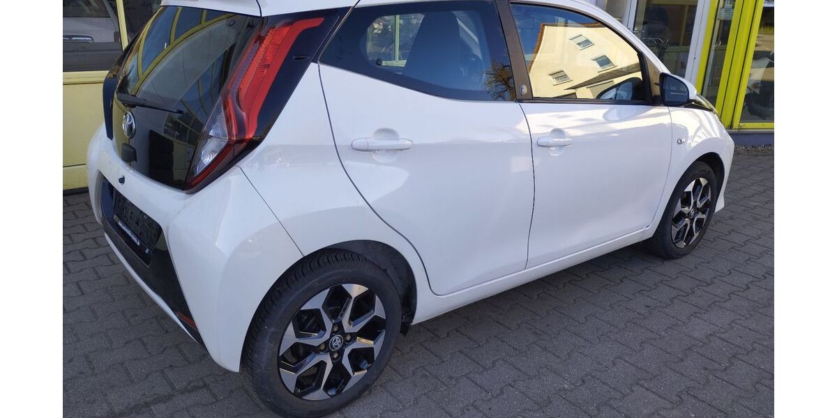 Toyota Aygo (X) 98.600 km 8.200 &euro; Rathenow 14712