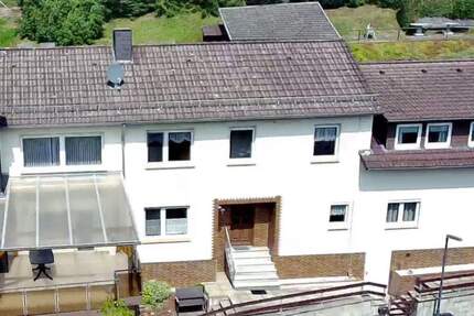 MÖBEL STELLEN UND EINZIEHEN; Gepflegtes Einfamilienhaus, umfangreich modernisiert, 2 Garagen und angelegter Garten