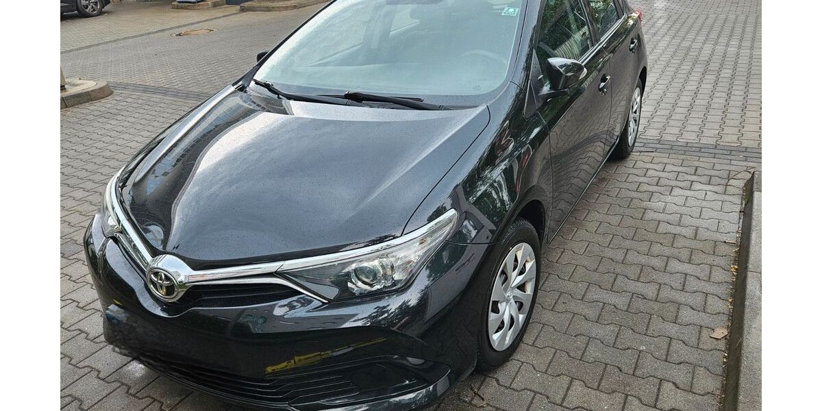 Toyota Auris 94.000 km 8.900 &euro; Leipzig 04157