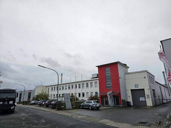 Gewerbeimmoblie mit Hallen- und Büroflächen zimmer