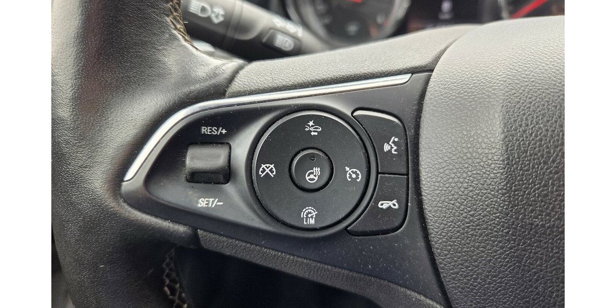 Opel Insignia Sports Tourer Elegance 47.149 km 15.250 &euro; Wilsdruff 01723