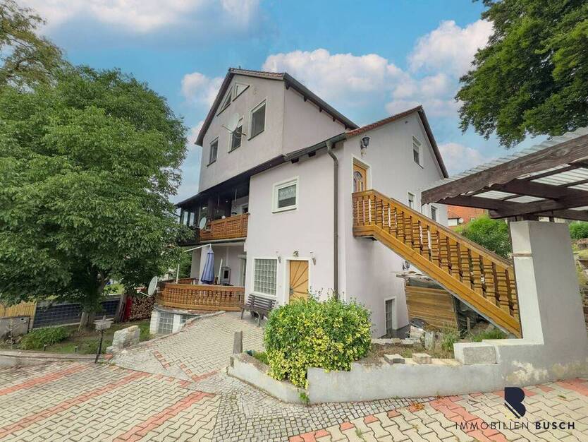 Familienfreundliches Dreifamilienhaus mit idyllischem Grundstück