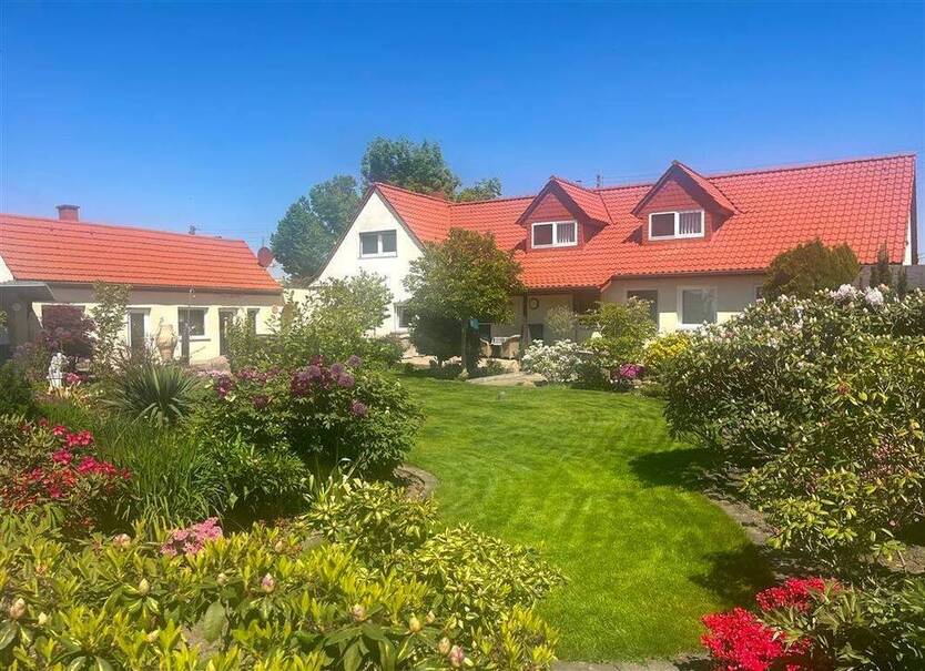 Anspruchsvolles EFH - ehem. Praxis mit Wohnhaus, Keller, Gartenhaus, GarageCarport + toller Garten!
