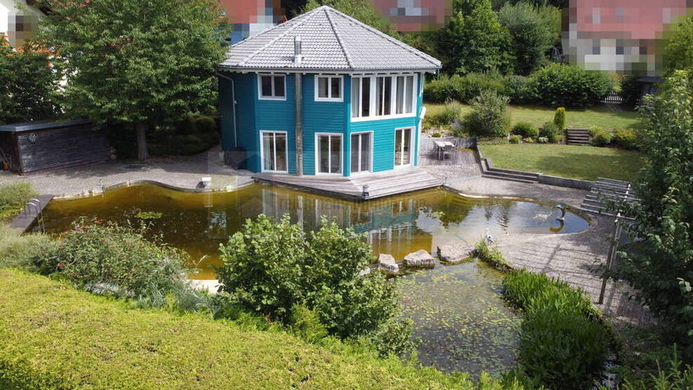 Wohnen am See - einzigartiges Einfamilienhaus in Achteckform mit Natur-Schwimmteich und ganz viel Lebensgefühl in Hüfingen-Hausen vor Wald!