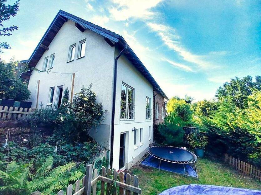 CITYHOUSE: Moderne Doppelhaushälfte mit großem Garten, Hobbyraum Souterrain, Keller, Terrasse