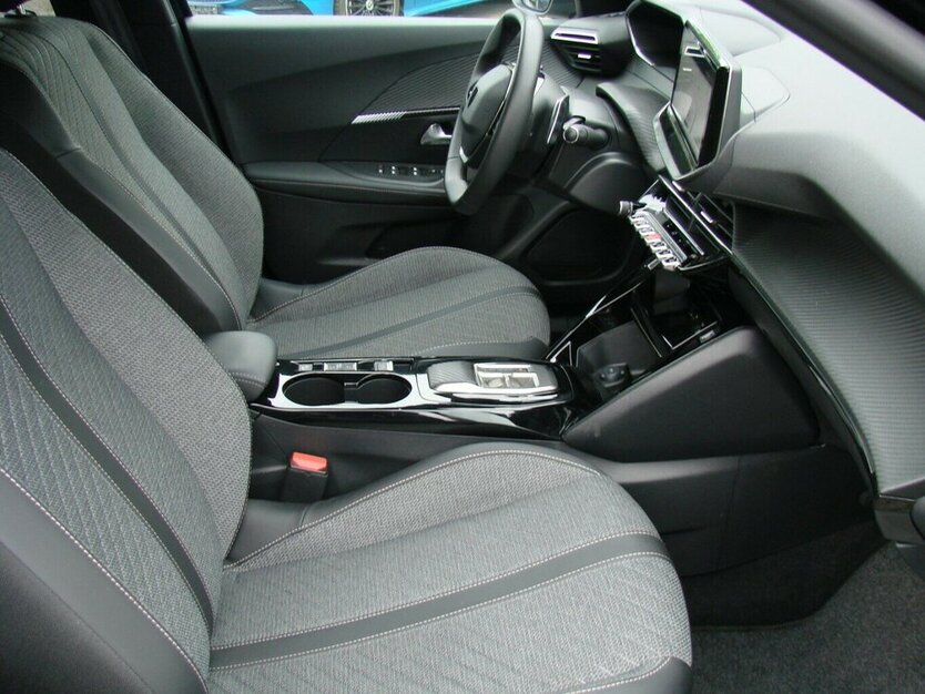 Peugeot 2008 1.2 Allure ACC MirrorLink Kamera LED 16.743 km 20.980 € Falkensee 14612