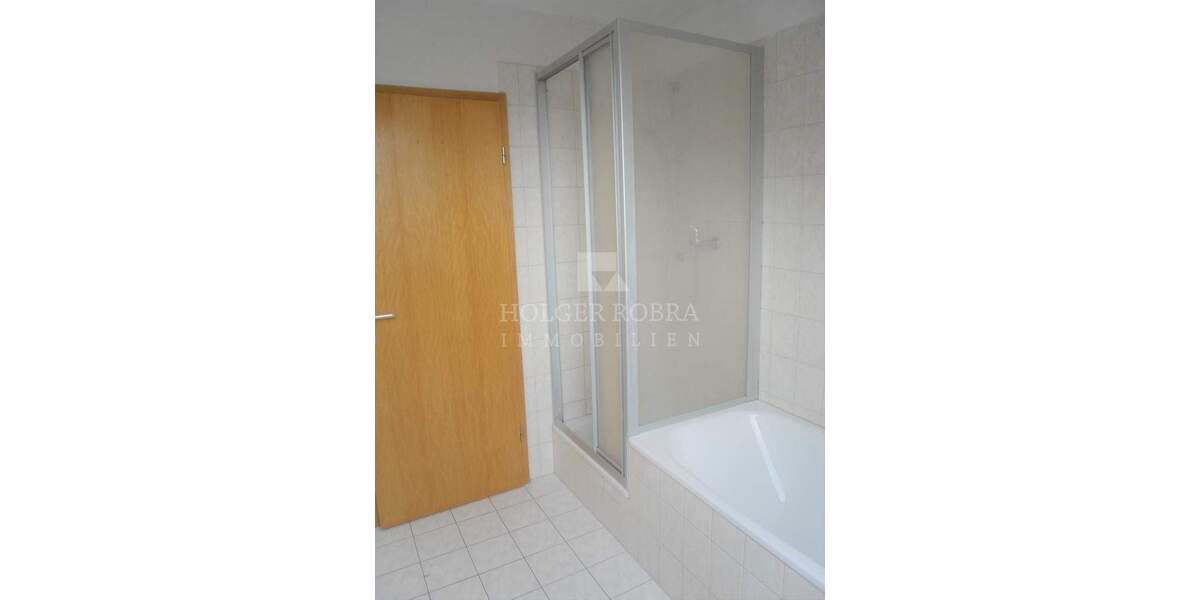 FRISCH RENOV.! GEPFLEGTES WOHNGEBIET! Dusch-u.Wannenbad, großer Balkon u Garage 3 zimmer