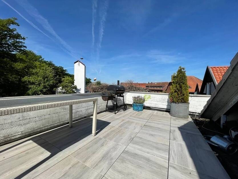 RUDNICK bietet WOHN-GESCHÄFTSHAUS NÄHE MEER = Penthouse + BÜRO + Laden od. 2 Fe.Wo´s + Grg.