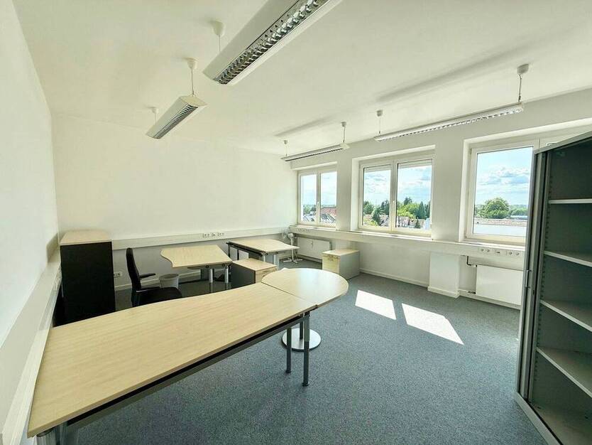 Modernisierte und helle 2,5-Zimmer-Wohnung mit Sonnenbalkon zum Wohlfühlen, neue Böden & Bad!