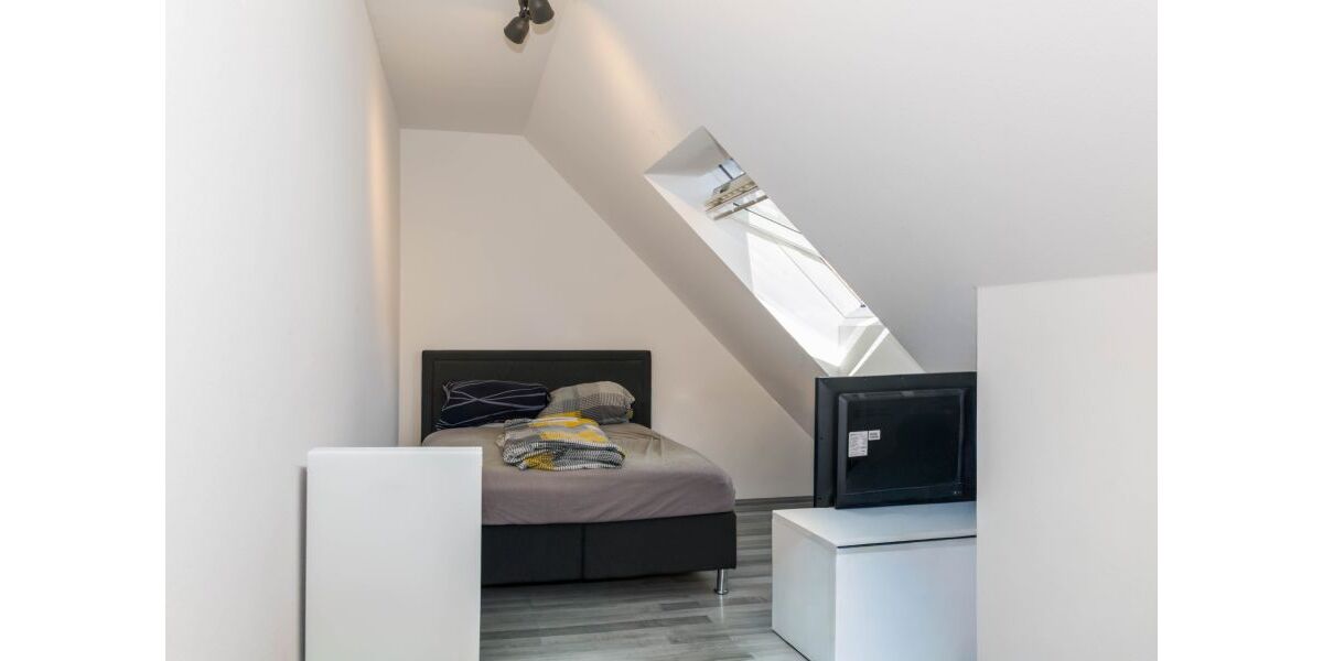 Provisionsfrei* Großzügiges Zweifamilienhaus - zwei Wohneinheiten, Terrasse, Balkon und eigene Stellplätze - Zweifamilienhaus Göppingen Faurndau | Angebot:26961593