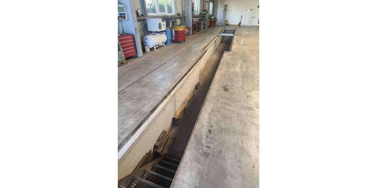 360 m² Warmhalle mit 3 Sektionaltoren, Werkstattgrube, Waschplatz m. Ölabscheider u. Fußbodenheizung zimmer