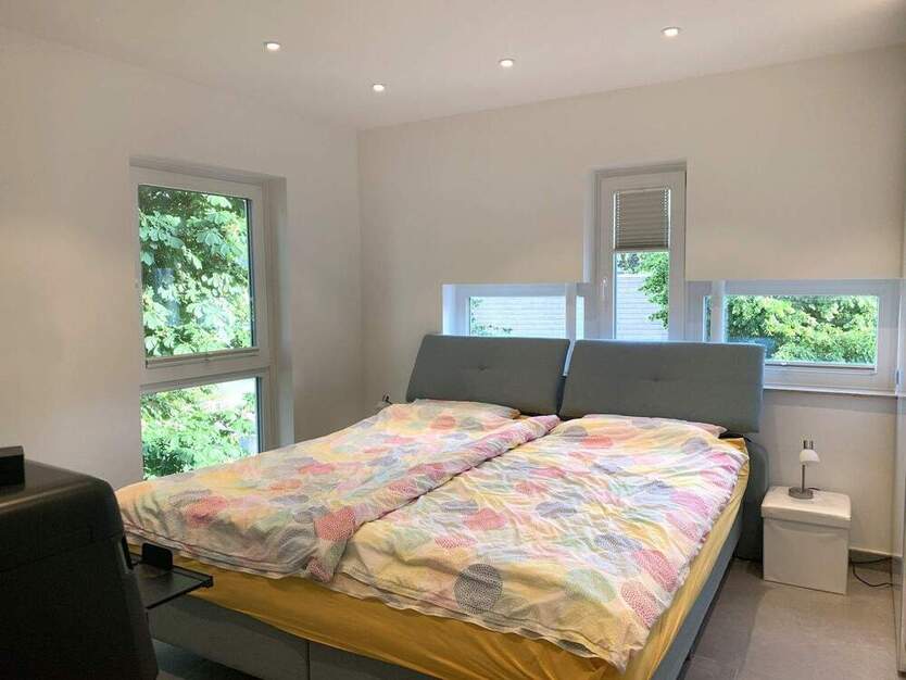 Moderne 4 Zi., EBK, TGL. Bad mit 110 m² Wfl. mit PKW-Stellplatz im I.OG eines 4 FH in schöner Randlage von HG - Dornholzhausen!
