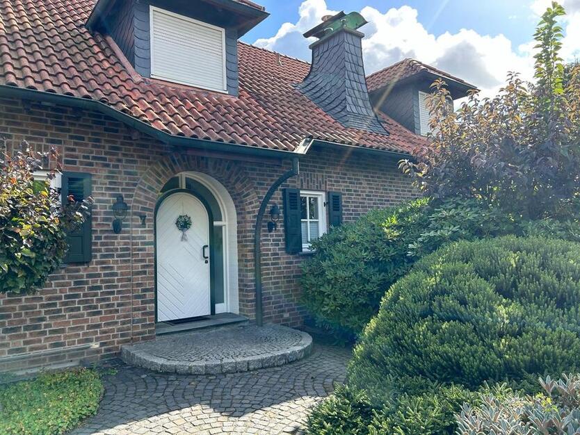 Gehobenes freistehendes Haus mit großem Garten in ruhiger Lage